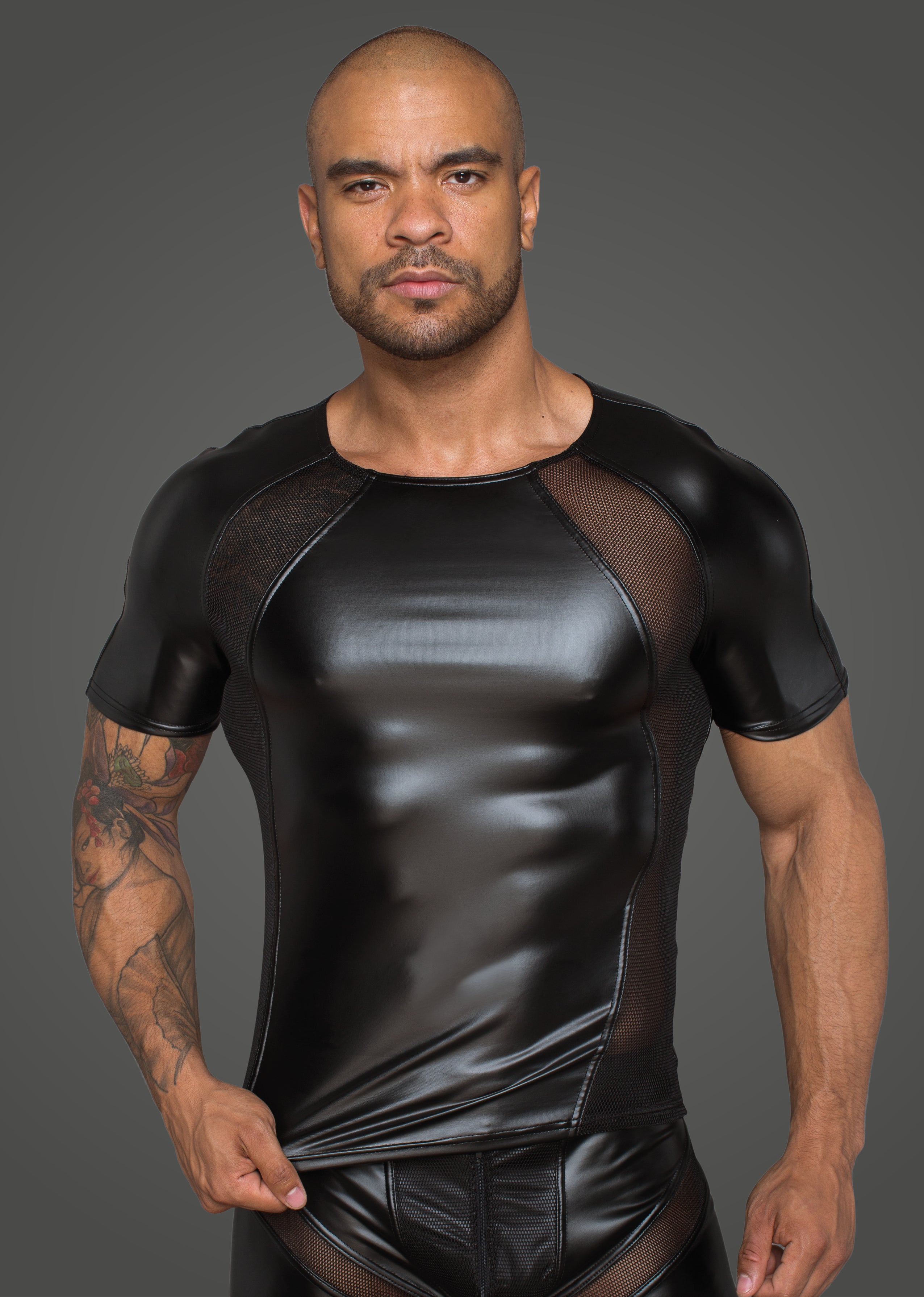 Man wearing powerwetlook Tshirt with 3D net inserts